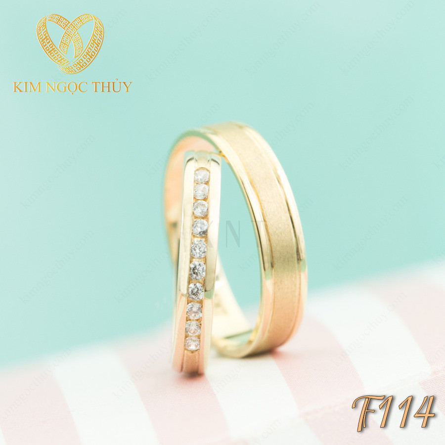Nhẫn cưới F114 với đường nét mềm mại và hàng đá quý lấp lánh