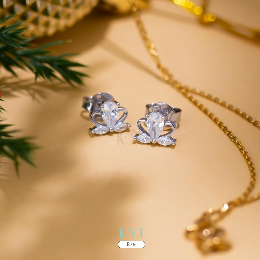 Bông tai nụ B78 vàng trắng đính đá trên tai.