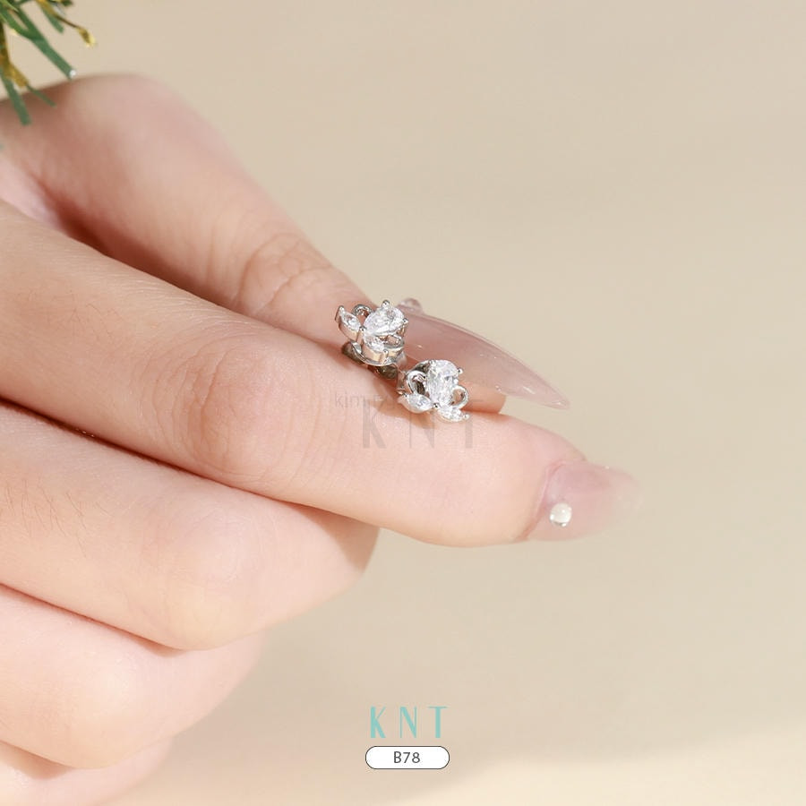 Bông tai nụ B78 vàng trắng, thiết kế đá chủ và đá đối xứng, lấy cảm hứng từ bông hoa.