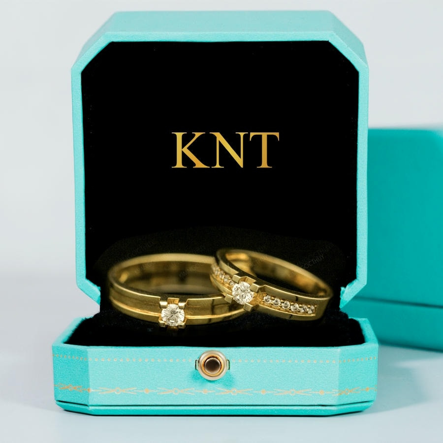 Nhẫn cưới F81 có thiết kế đối xứng và đường nét mềm mại phù hợp cho cả cô dâu và chú rể