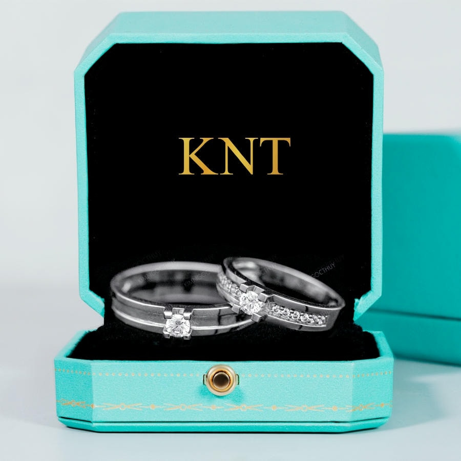 Nhẫn cưới F81 được tô điểm thêm hàng đá nhỏ chạy dọc một bên, tạo nên vẻ đẹp thanh lịch và cuốn hút