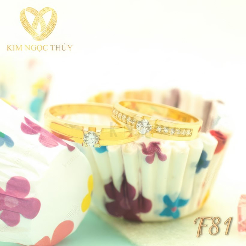 Nhẫn cưới F81 mang phong cách hiện đại với chất liệu vàng sang trọng