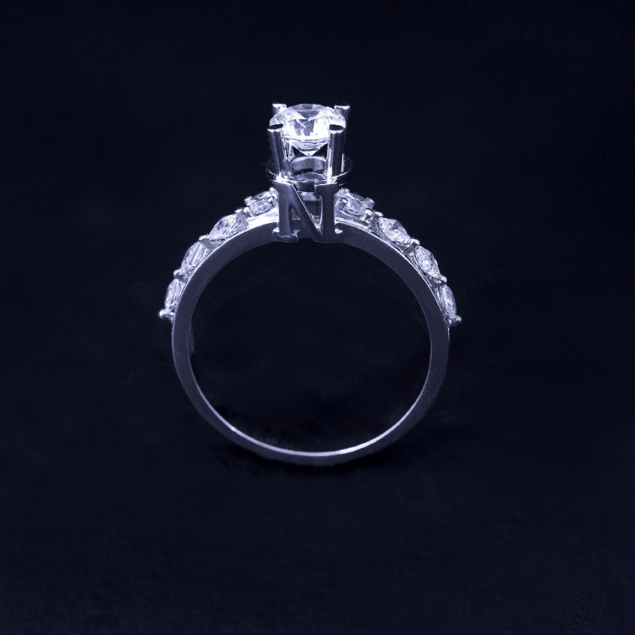 Nhẫn đính hôn R1N thiết kế chữ N nổi bật đính đá sang trọng