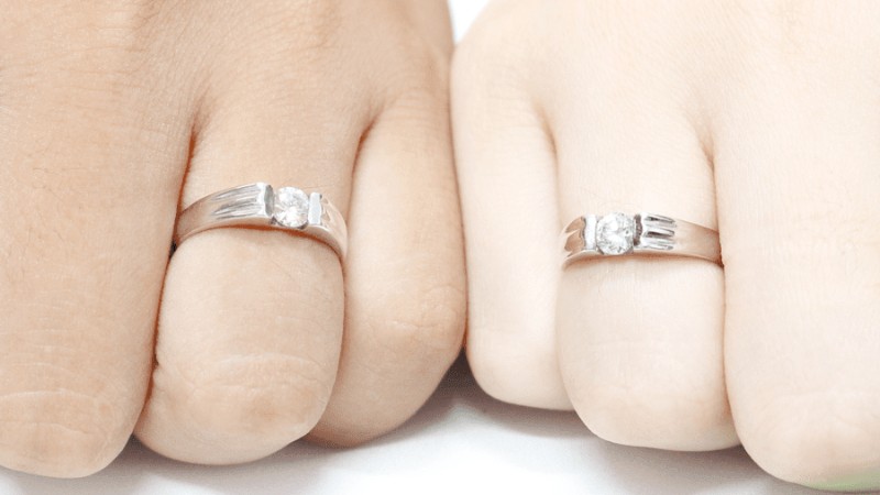 Nhẫn vàng trắng có lớp mạ rhodium tạo màu trắng sáng cho bề mặt