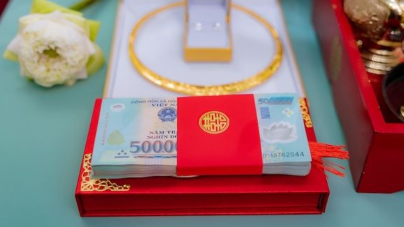 Tiền thách cưới là khoản tiền mặt do nhà trai chuẩn bị để trao cho nhà gái trong ngày đám hỏi hoặc trước lễ cưới