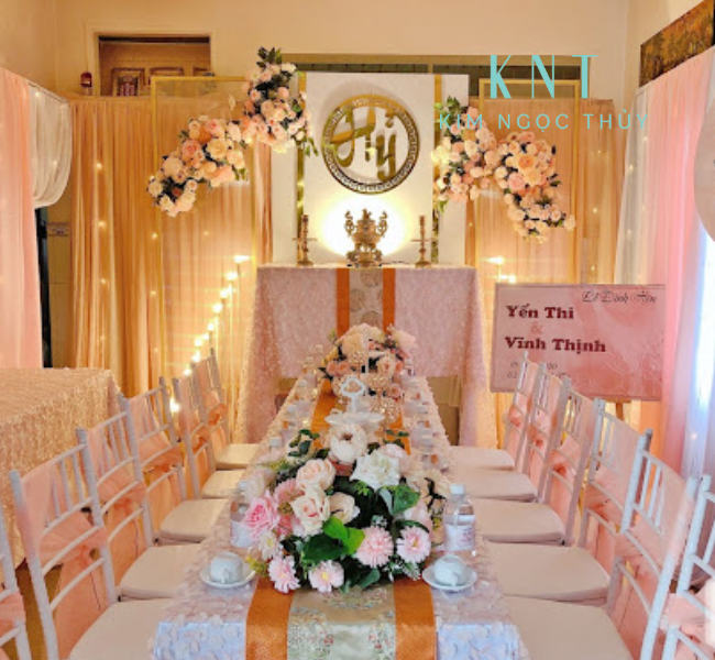 Việc trang trí nhà cửa có thể bắt đầu bằng việc sơn sửa lại nhà, mua sắm một số đồ nội thất mới