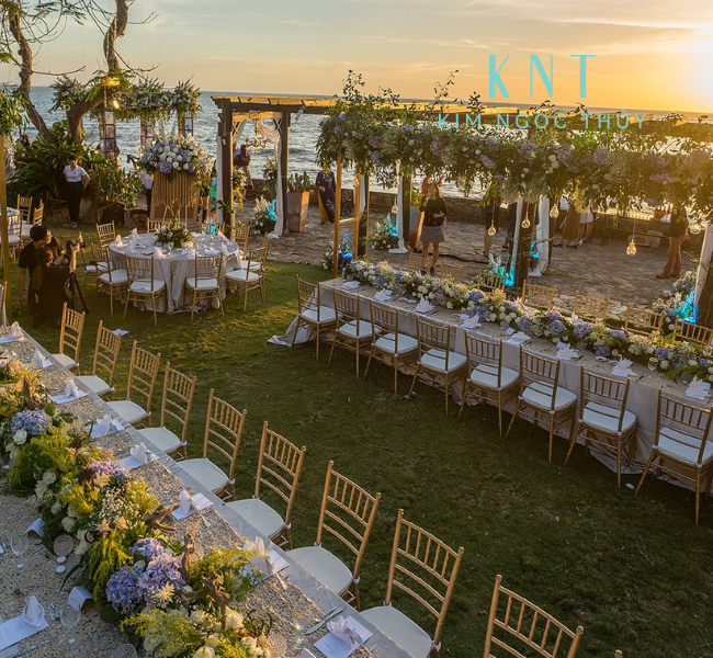 Việc chọn địa điểm cần cân nhắc đến số lượng khách mời, ngân sách và thuận tiện di chuyển