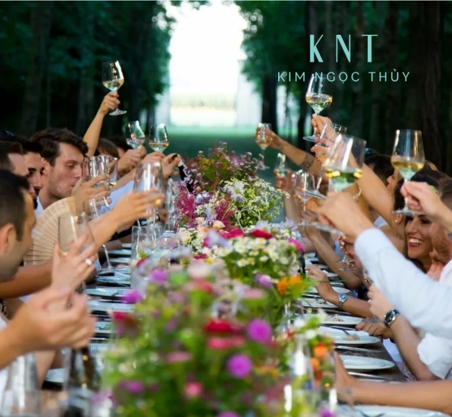 Việc lập danh sách khách mời không chỉ đơn thuần là liệt kê tên tuổi mà còn cần cân nhắc đến mối quan hệ, vị trí ngồi trong tiệc cưới