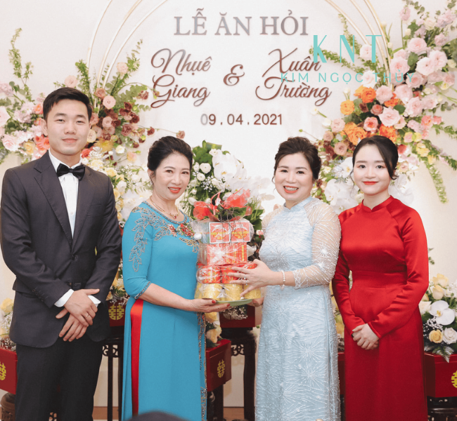 Lễ ăn hỏi hay còn gọi là lễ đính hôn là dịp để nhà trai chính thức ngỏ lời cầu hôn