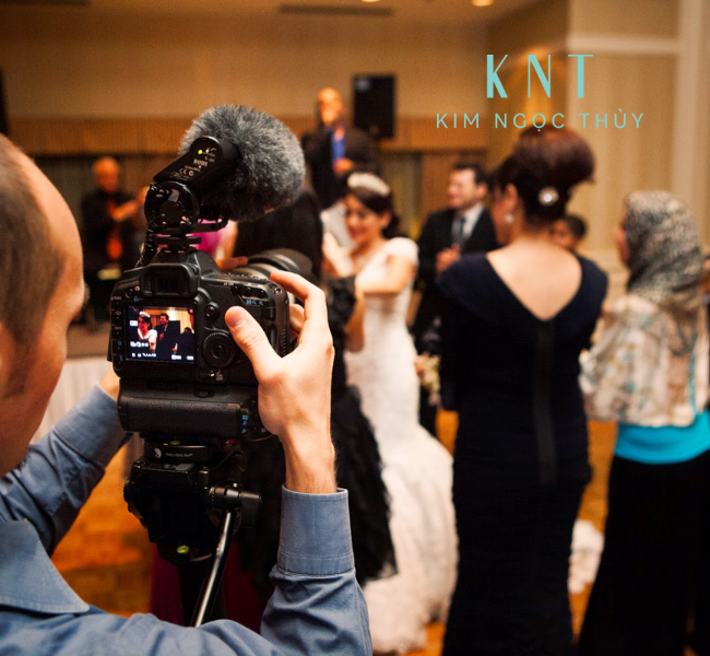 Sau khi cân nhắc và lựa chọn được studio chụp hình cưới ưng ý, nhà gái và cặp đôi sẽ đặt lịch quay phim cho đám cưới