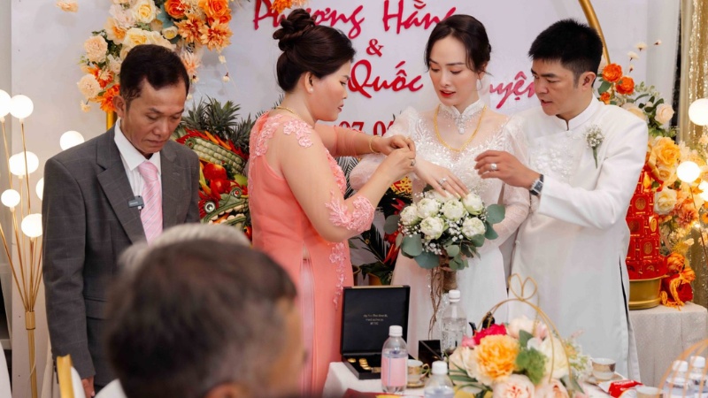 Lễ đính hôn là nghi thức chính thức xác nhận hôn sự giữa hai gia đình trước ngày cưới