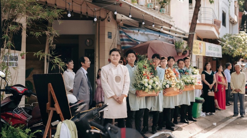 Nhà trai tập trung và kiểm tra lễ trước khi đi