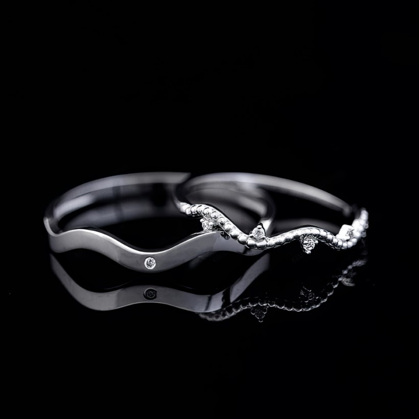 Nhẫn cặp vàng CV11 - Thiết kế sóng ấn tượng, nhẫn đính đá lấp lánh