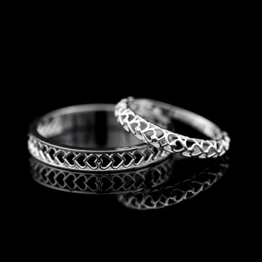 Nhẫn cặp vàng CV56 mang hơi hướng hiện đại và trẻ trung