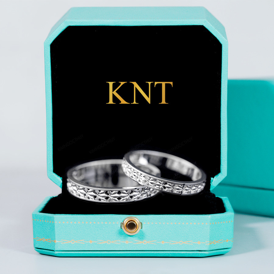 Nhẫn cặp vàng CV93 mang vẻ đẹp hiện đại và cổ điển