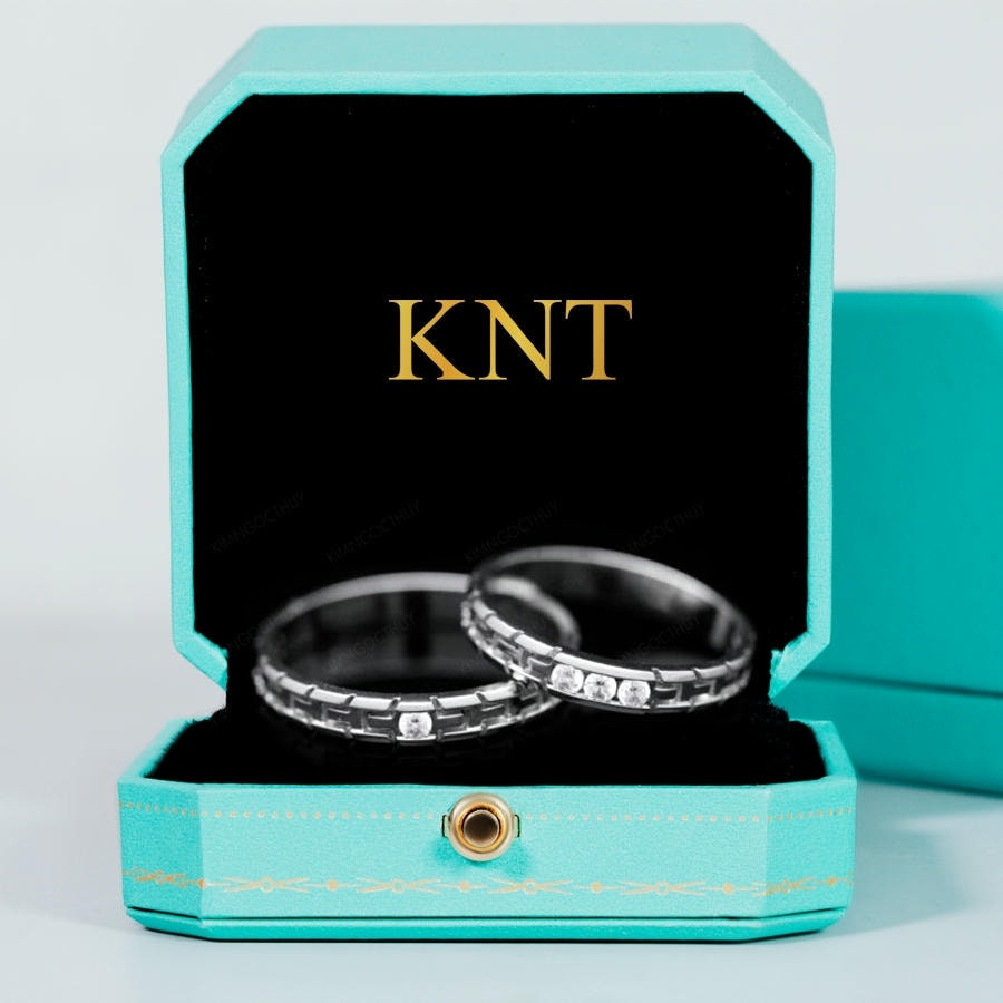 Nhẫn cưới A119 thiết kế hoa văn và đính đá độc đáo