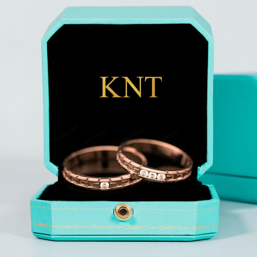Nhẫn cưới A119 Kim Ngọc Thủy, hoa văn độc đáo, nhẫn nam 1 đá, nữ 3 đá