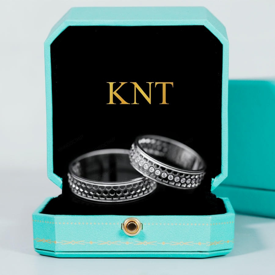 Nhẫn cưới A121: Kiểu dáng mới lạ, hoa văn tròn, nữ tính