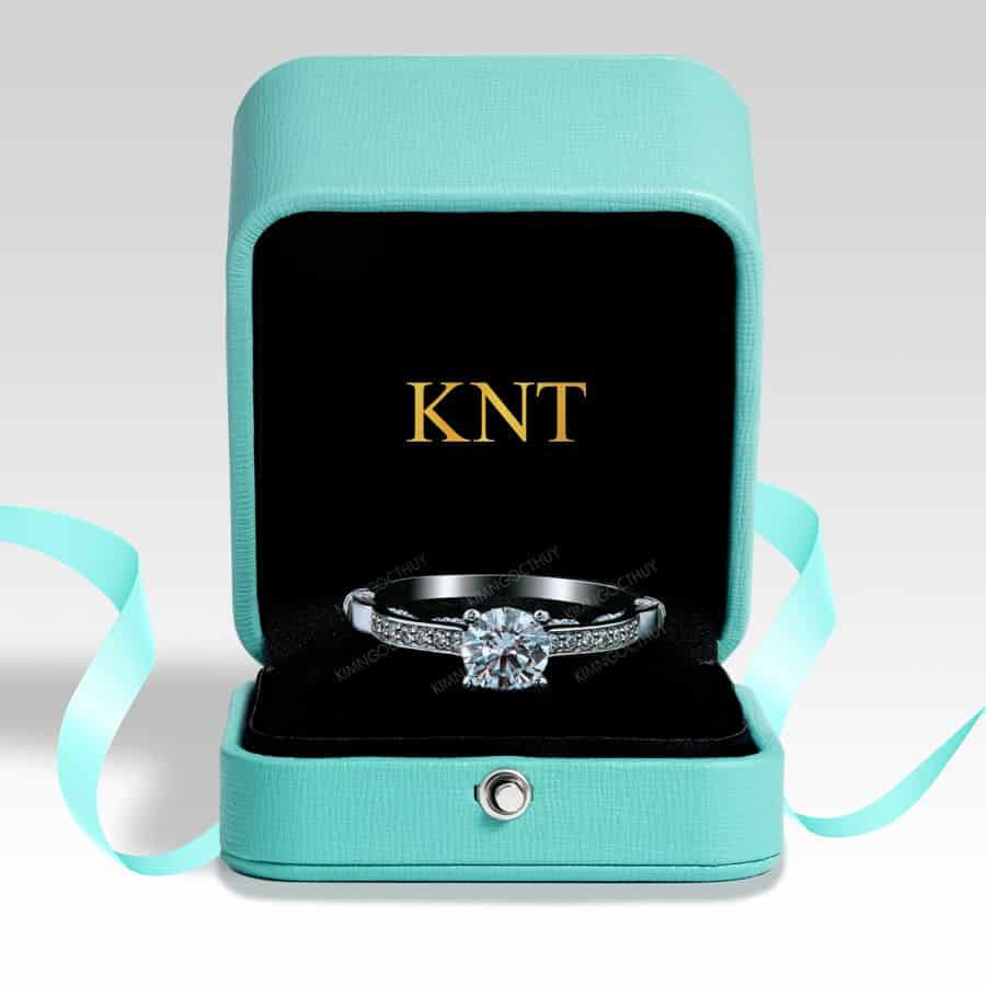 Nhẫn đính hôn R275 đá chủ tròn và họa tiết uốn lượn tinh tế