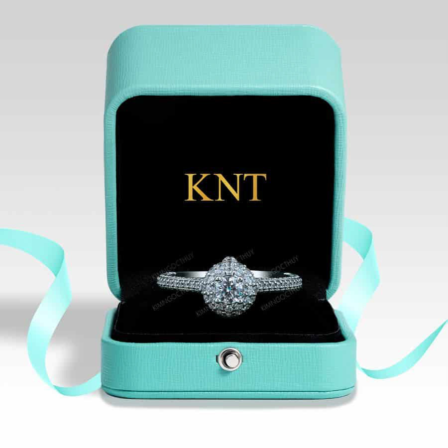 Nhẫn đính hôn đá US R304 kiểu dáng vương miện lấp lánh