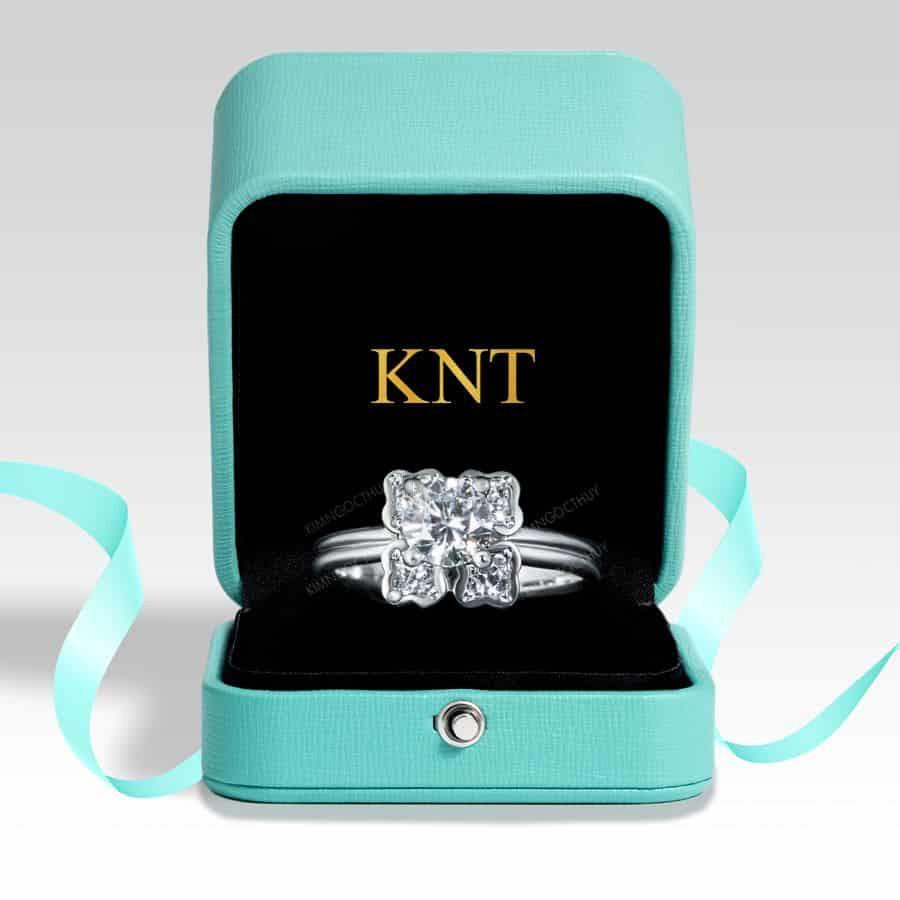 Nhẫn đính hôn R309 thiết kế hoa bốn cánh đính đá nổi bật