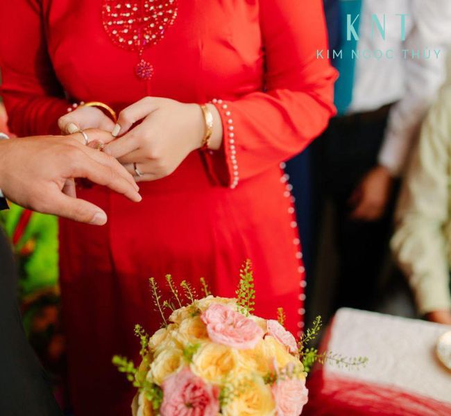 Không nên đeo nhẫn cưới trước khi hôn lễ chính thức diễn ra