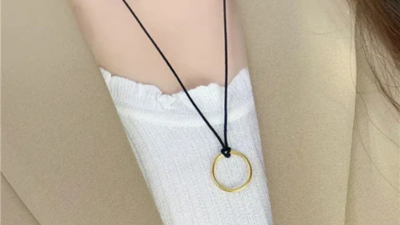 Nhẫn cưới được xỏ qua dây chuyền đeo trên cổ tinh tế