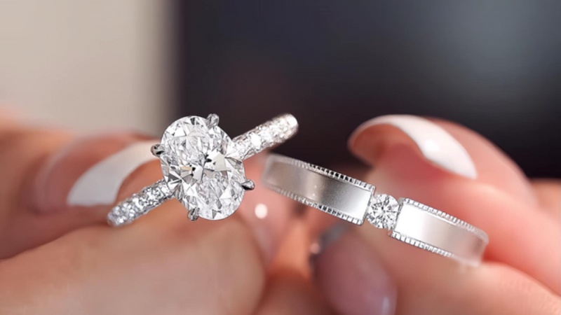 Nhẫn cưới kim cương vàng 18K thiết kế sang trọng và nổi bật