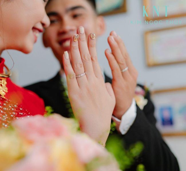 Nhẫn cưới chỉ đeo ở ngón áp út trái, không đeo ở ngón khác trên bàn tay