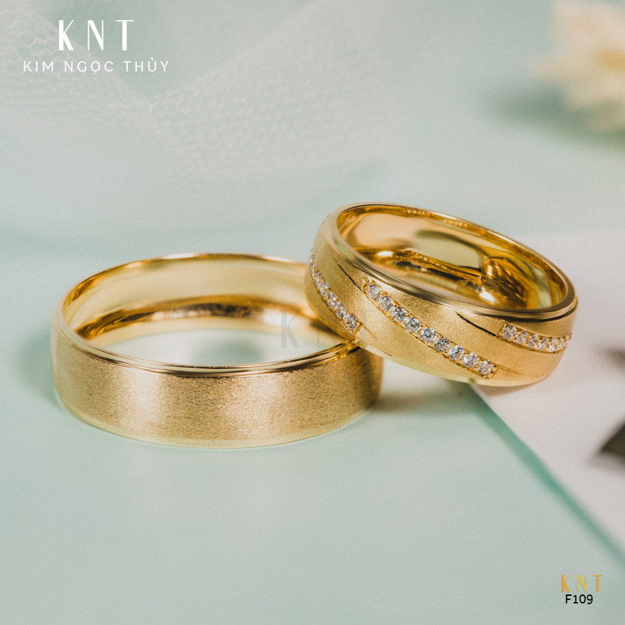 Nhẫn cưới F109 với thiết kế hiện đại, đính đá lấp lánh