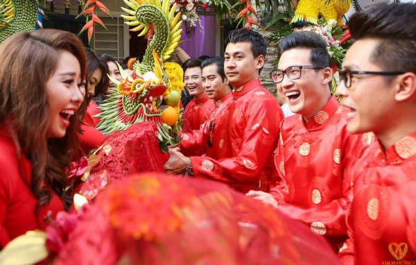 Nữ trang đám hỏi khác đám cưới như thế nào