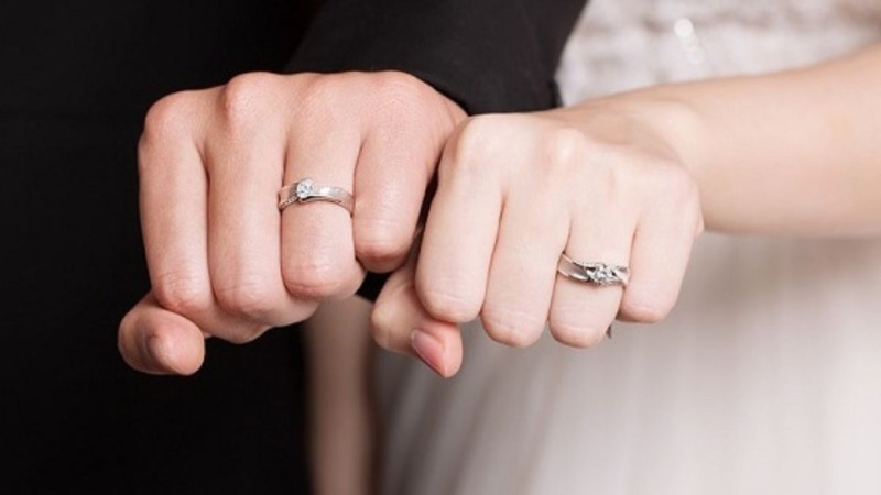 Nhẫn cưới kim cương với vỏ nhẫn vàng trắng 18K chắc chắn