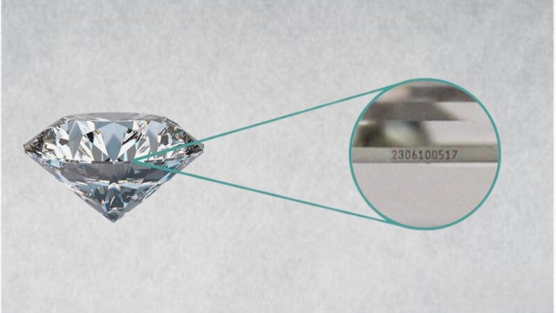 Đối chiếu mã số khắc laser trên vành kim cương với mã số trên giấy GIA