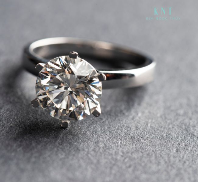 Nhẫn 6 chấu nổi bật với viên kim cương chủ có kích thước to