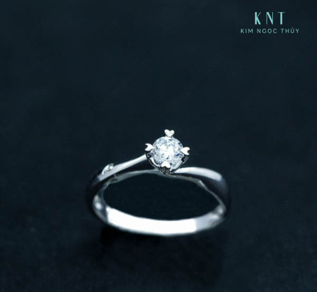 Nhẫn Solitaire có thiết kế với vòng kim loại mảnh mai với duy nhất một viên kim cương hoặc đá quý