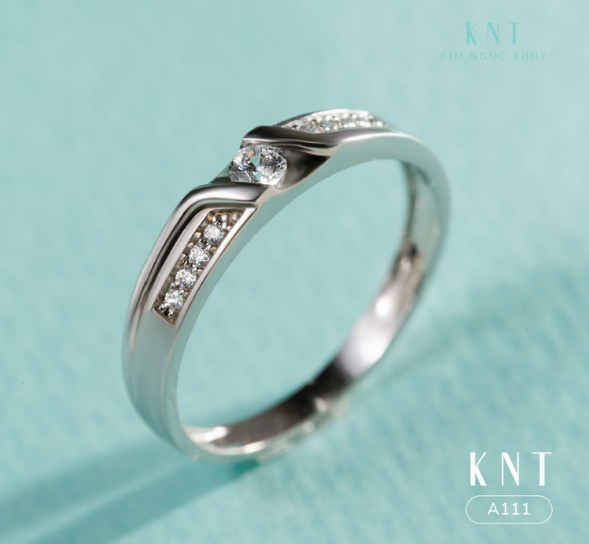 Nhẫn sử dụng đá tổng hợp ngày càng được ưa chuộng bởi ưu điểm lấp lánh không thua kém kim cương nhưng với giá thành rẻ hơna