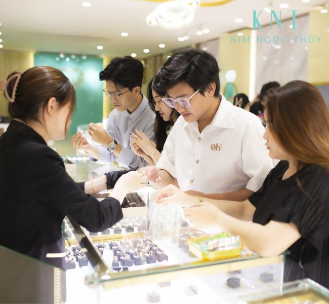 Kim Ngọc Thủy là đơn vị hàng đầu trong chế tác các mẫu nhẫn cưới vàng tây ấn tượng, sang trọng