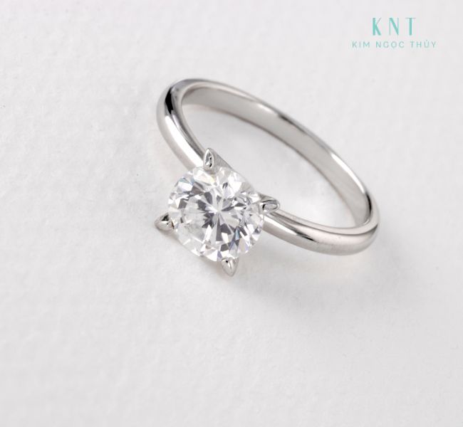 Nhẫn kim cương không màu là sự lựa chọn lý tưởng cho buổi cầu hôn