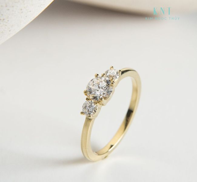 Nhẫn Three - Stone tượng trưng cho quá khứ - hiện tại - tương lai