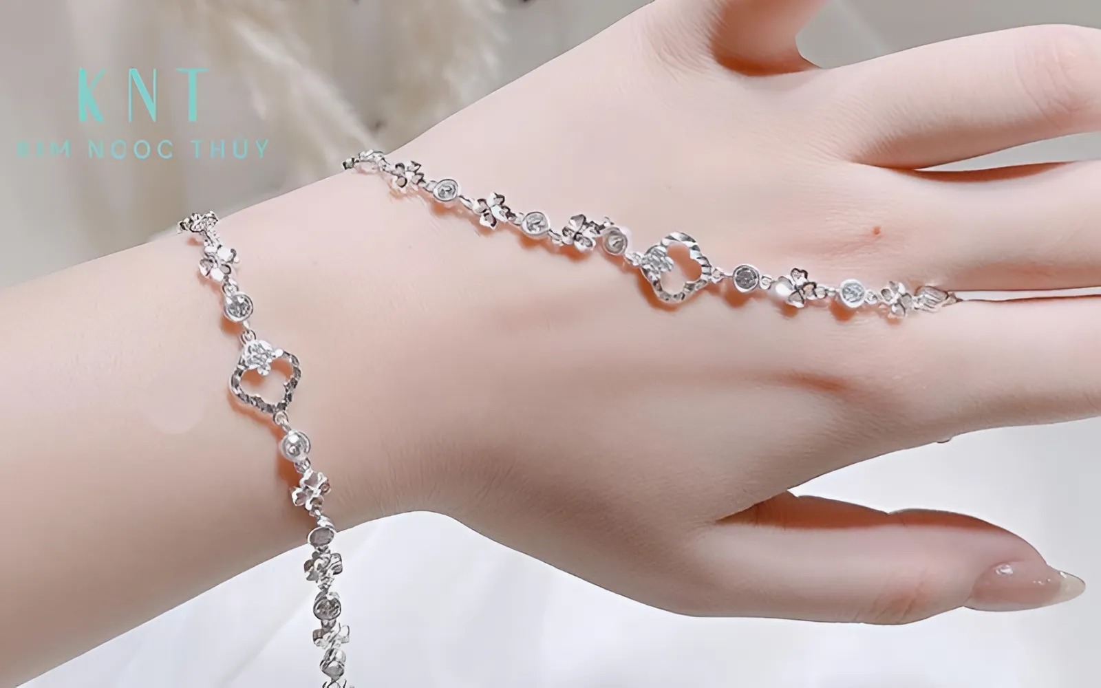 Lắc tay/vòng tay vàng trắng là món phụ kiện 