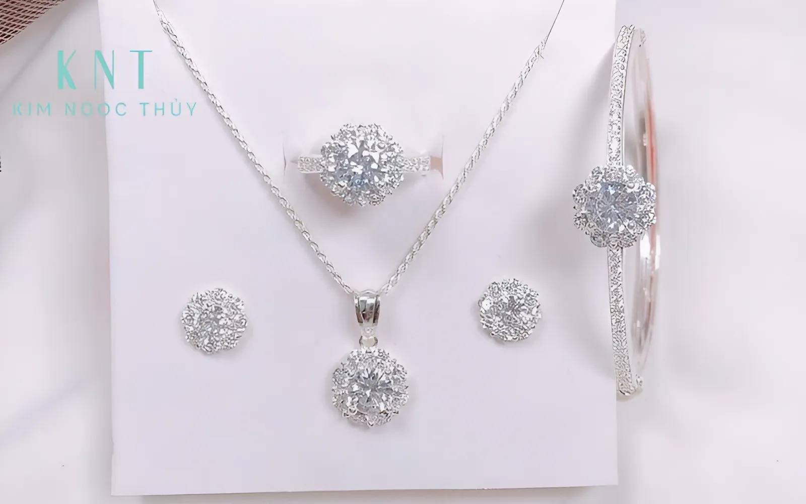 Bộ trang sức vàng trắng là lựa chọn hoàn hảo cho những ai yêu thích sự đồng bộ và tinh tế