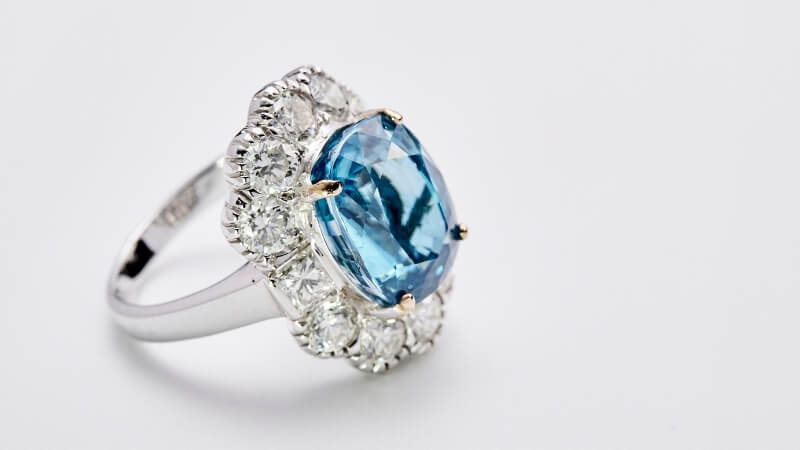 Vàng trắng 18K mang lại vẻ đẹp sang trọng cho người đeo