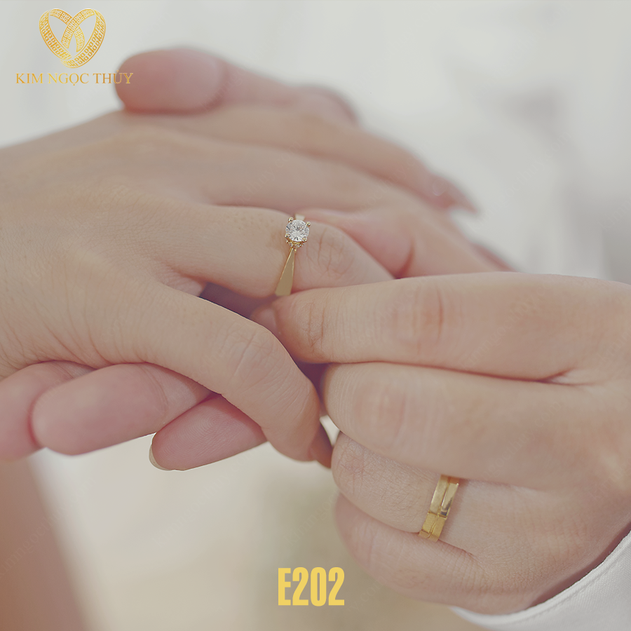 Đeo nhẫn cưới trên cổ có ý nghĩa gì?