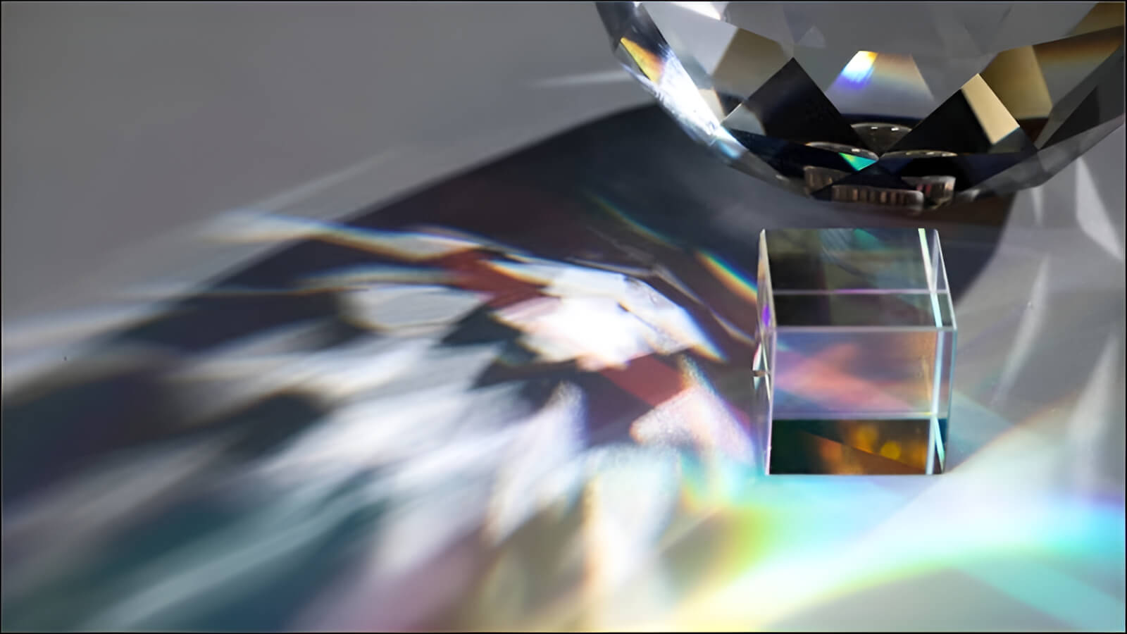 Lấp lánh (Scintillation) là hiệu ứng nhấp nháy của ánh sáng trên bề mặt kim cương