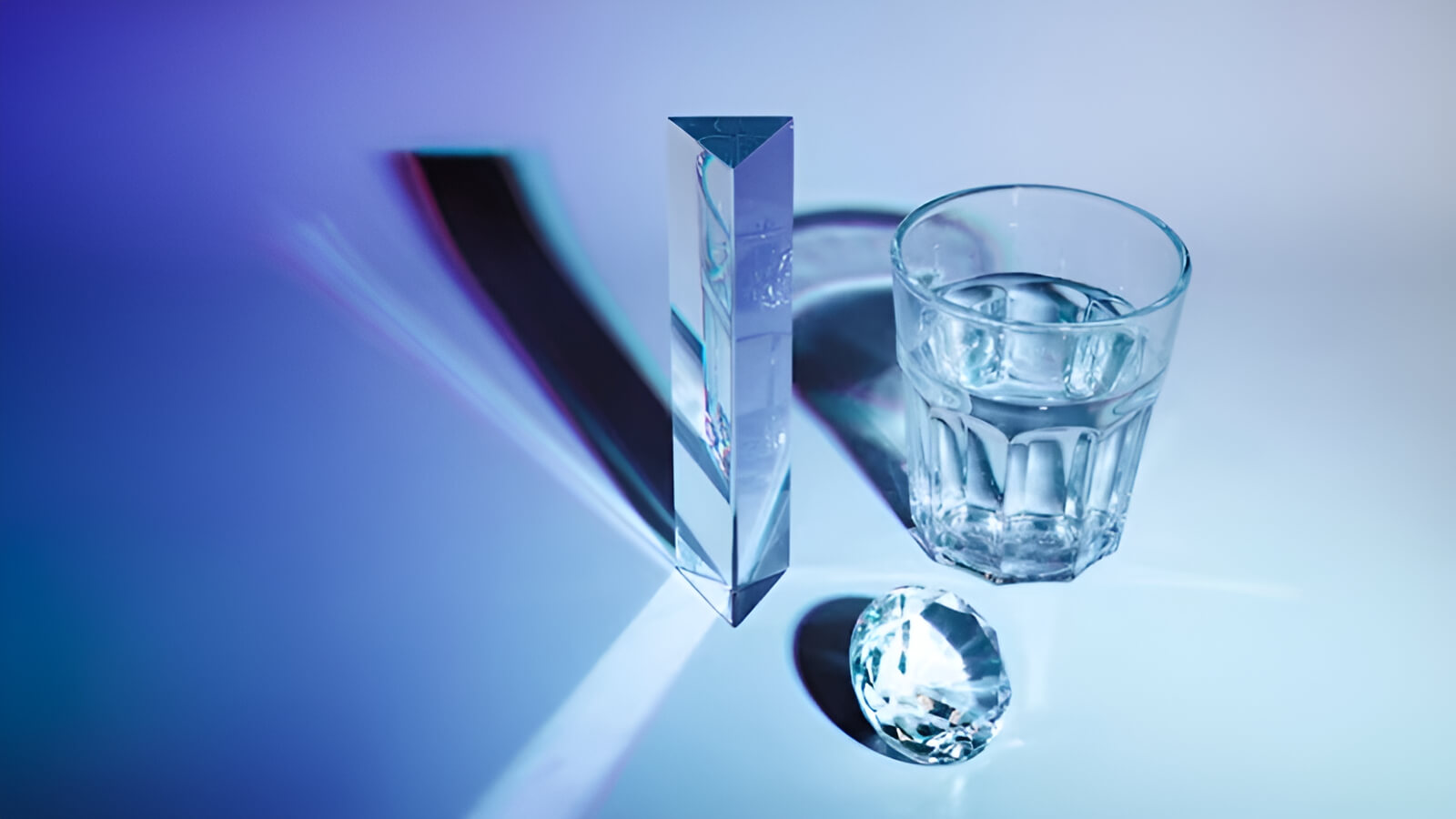 Hiện tượng tán sắc tạo nên đặc trưng lửa của kim cương