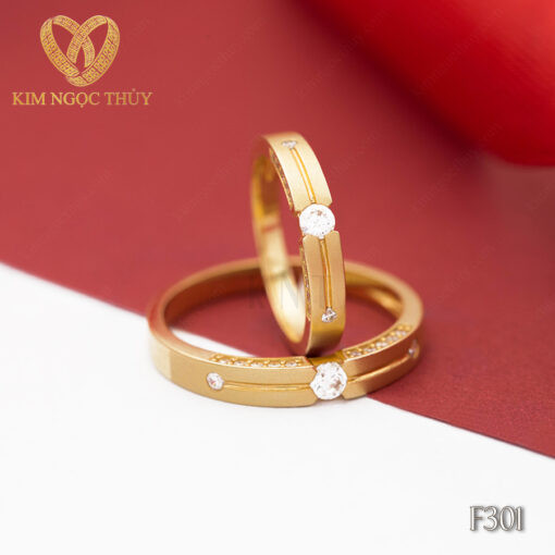 Nhẫn cưới F301 đính đá chủ lấp lánh ở trung tâm