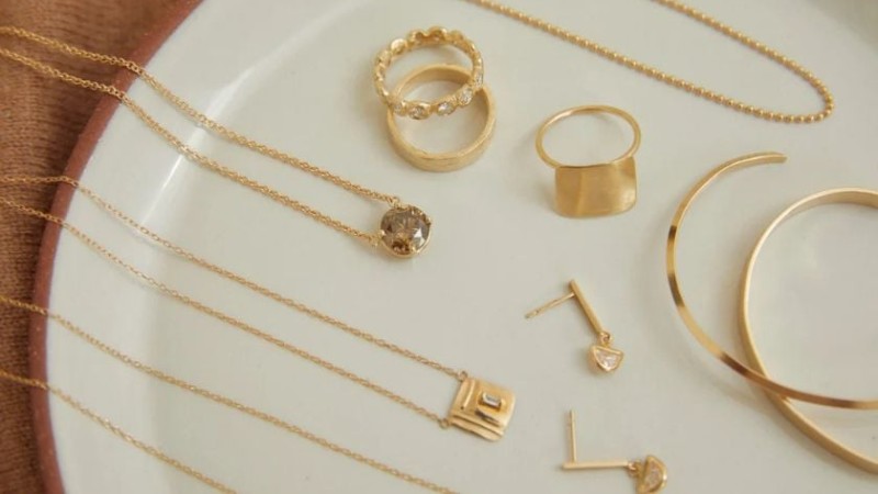 Vàng non là loại vàng có hàm lượng vàng thực tế không đạt chuẩn karat theo quy định