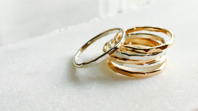 Trang sức vàng non thường có bề mặt kém đồng nhất