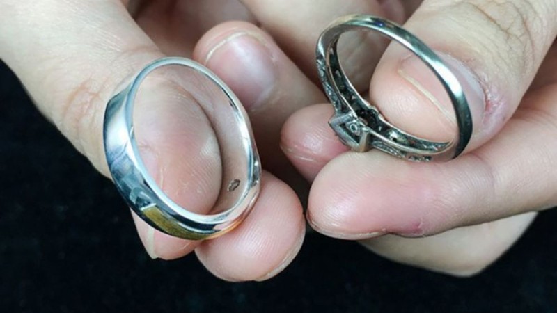 Nhẫn vàng non nhanh bị xỉn màu sau một thời gian sử dụng