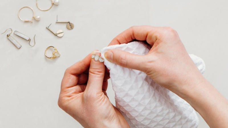 Vệ sinh định kỳ và lau khô trước khi bảo quản trang sức vàng non